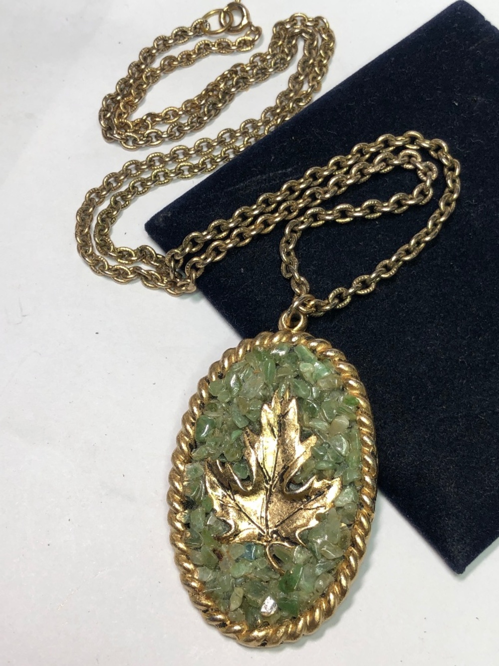 Vintage golden maple leaf in jade crunch stone pendant necklace 24”